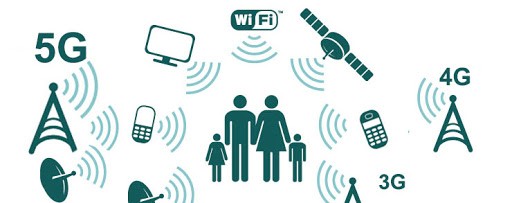 Uma família cercada por fontes de radiação eletromagnética: 5G, 4G, 3G, Wi-Fi, satélite, antenas e celulares
